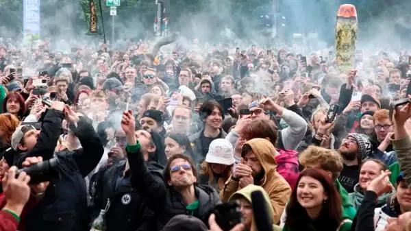 Cuatro mil personas festejaron el primer 4/20 legal de Alemania en la Puerta de Branderburgo