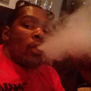 El jugador de la NBA Kevin Durant “fuma más marihuana de la que cree”, afirma un cronista