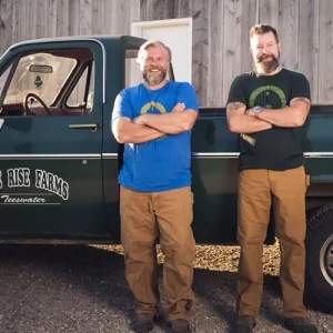 Dos hermanos salvan su granja con cannabis artesanal