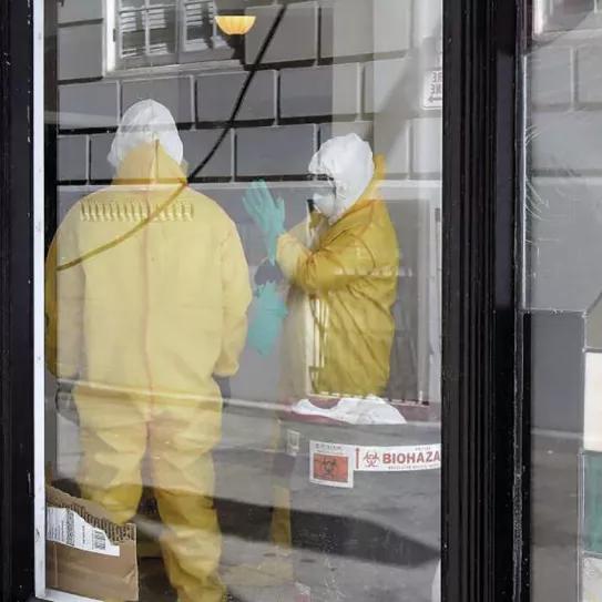 Dos personas con trajes EPI