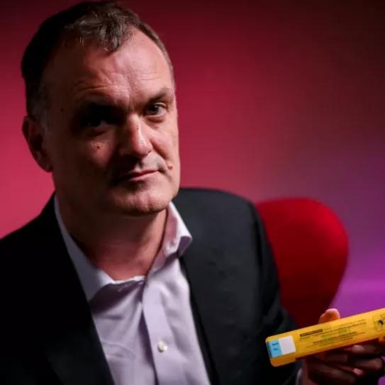 El director ejecutivo del Instituto Penington, John Ryan, con un aplicador de naloxona