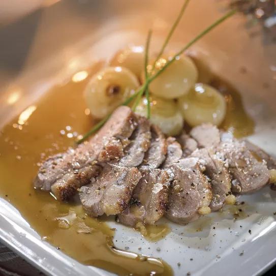 Magret de pato con cebollitas