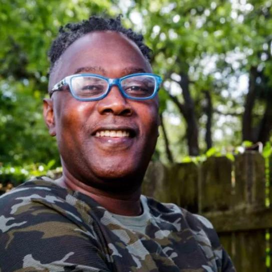 Derek Harris, el veterano que fue sentencia a cadena perpetua por 30 dólares de maría sale de la cárcel