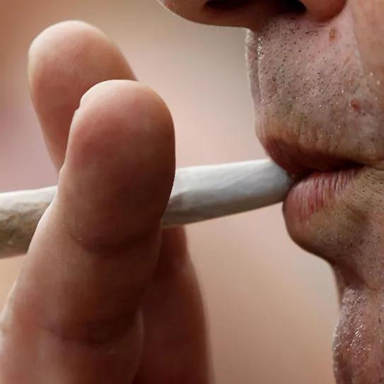 Una de cada 34 personas fuma porros a diario en España