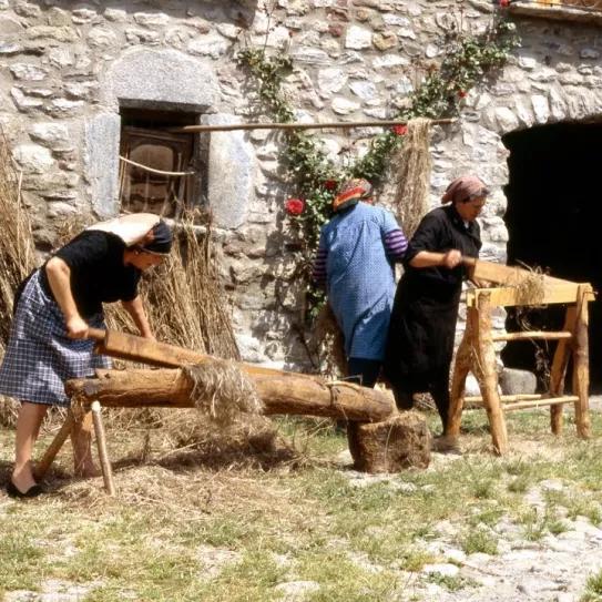 Así era la elaboración tradicional de tejidos de cáñamo en España 