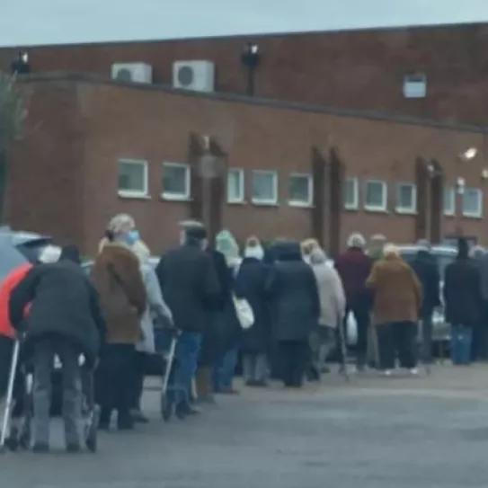 La policía acude a un aviso de rave ilegal y encuentra una cola de ancianos esperando la vacuna