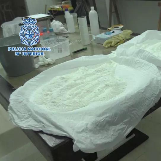 La policía desmantela un laboratorio de cocaína oculto en un picadero de caballos en Alicante