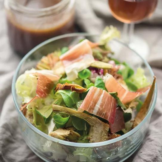 Brotes tiernos con alcachofas crujientes, jamón ibérico y aliño cannábico de moscatel y Cherry AK 