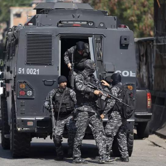 Asesinados 27 supuestos traficantes y un policía en la operación más sangrienta de las favelas de Brasil