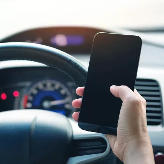 Pillan a un hombre con 300 kg de hachís por conducir hablando por el móvil