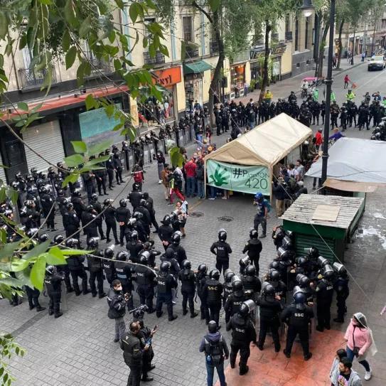 La policía mexicana frena a manifestantes del cannabis que querían llegar a la Suprema Corte