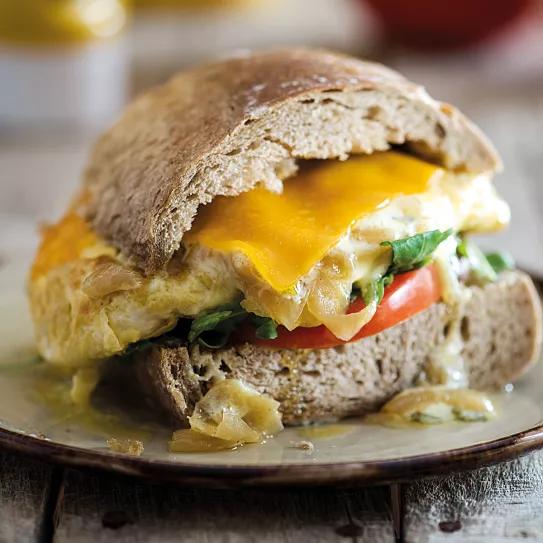 Bocadillo de tortilla de beicon con cheddar y salsa bearnesa con mostaza y Kickass Auto