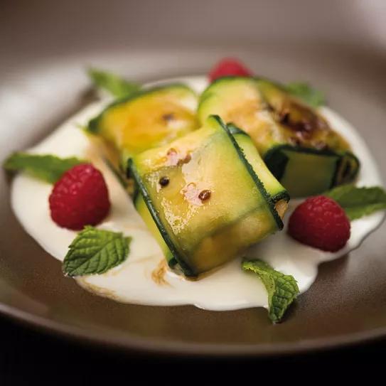 Raviolis de calabacín y plátano asado Kickass Auto con salsa de chocolate blanco