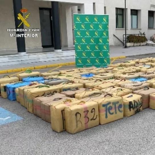 Una operación de la Guardia Civil incauta 15.000 kilos de hachís en Málaga, Almería y Murcia