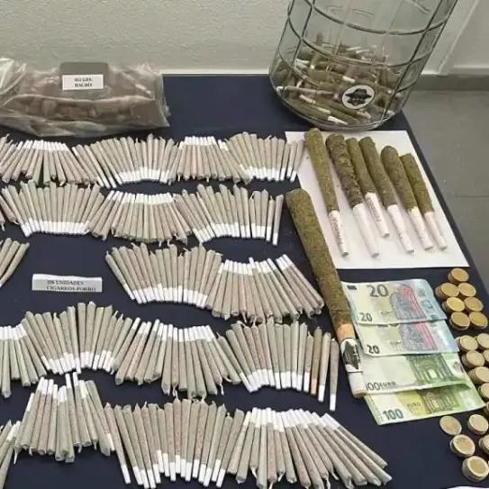 La policía cierra un local que vendía porros gigantes a 1000 euros 