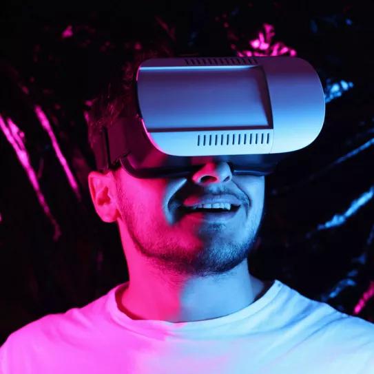 Entra en el metaverso de Facebook y solo consigue que le ofrezcan ‘tusi’