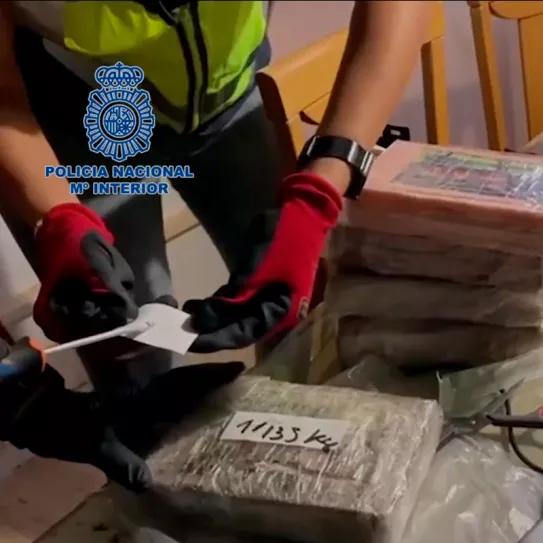 La policía registra una casa y descubre 14 kilos de cocaína ocultos en una pared