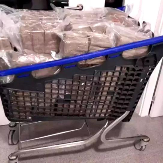 Detenido con 130 kg de hachís en un carrito de la compra a las 4:20h