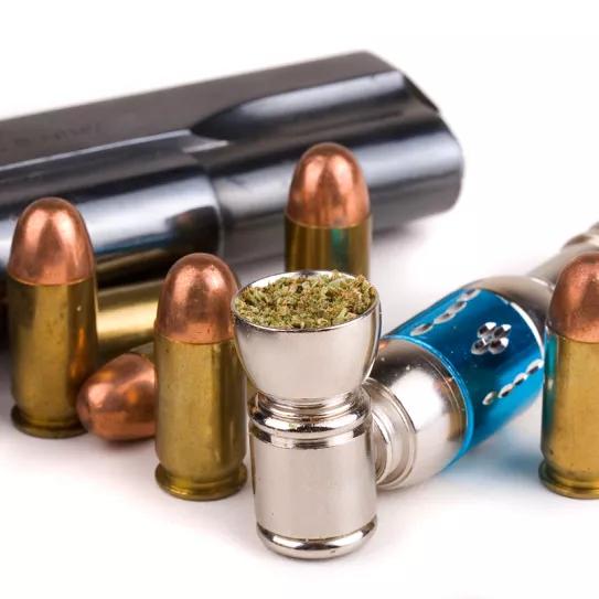 Un juez de EE UU dicta que los usuarios de cannabis tienen derecho a usar armas 