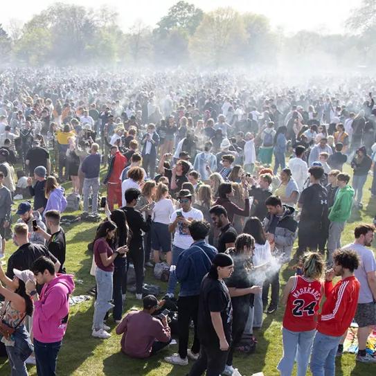 Cientos de londinenses celebran el 4/20 fumando porros en Hyde Park pese a la policía