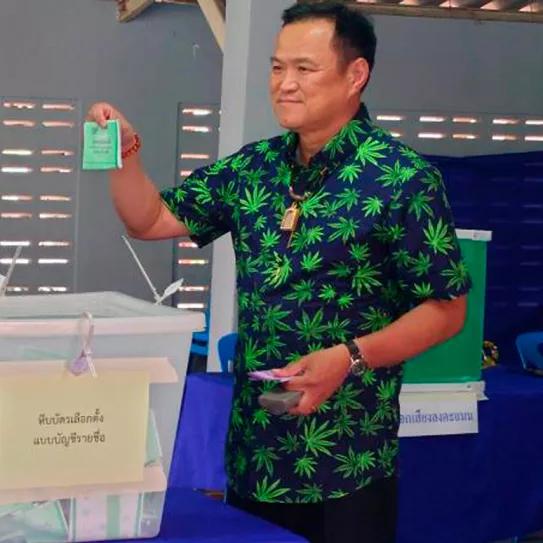 El ministro de Salud tailandés fue a votar con una camiseta con hojas de marihuana