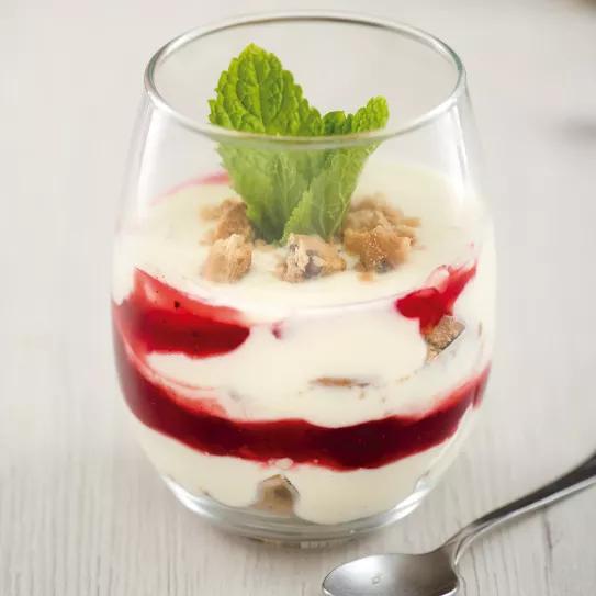 Crema de yogur y chocolate blanco con chutney de ciruelas rojas y Girl Scout Cookies