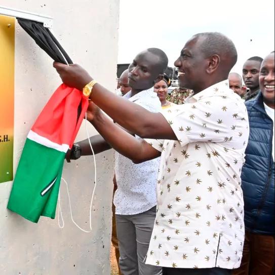 Fotografían al presidente de Kenia luciendo una camisa con hojas de marihuana