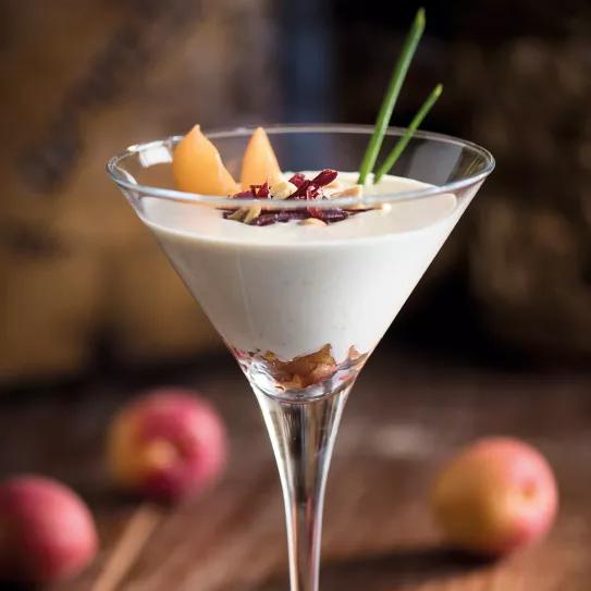 Mazamorra cordobesa de anacardos con cecina y albaricoques 