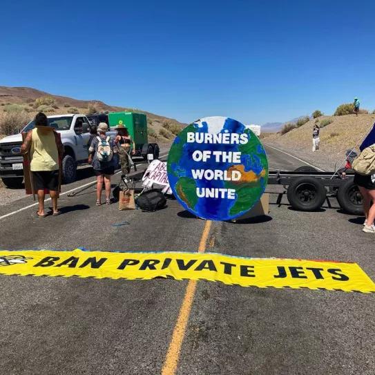 Varios activistas ecologistas bloquearon la carretera de acceso al Burning Man 