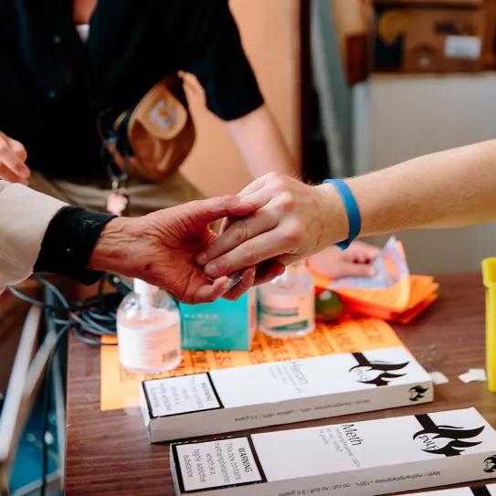 La policía allana la oficina del Frente de Liberación de Usuarios de Drogas (DULF)