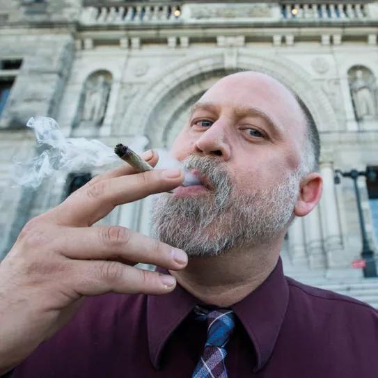 Dana Larsen o cómo acabar con la guerra contra las drogas vendiendo drogas ilegales 