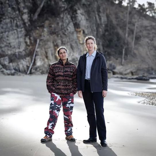 Deadloch, serie creada y desarrollada por Kate McCartney y Kate McLennan.