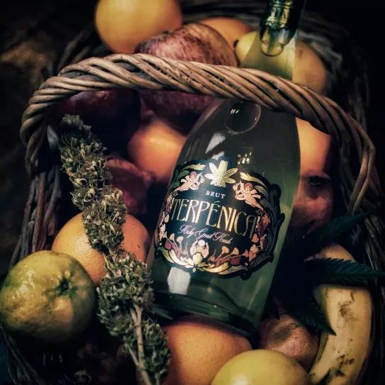 Una bodega argentina presentó el primer vino espumante de cannabis