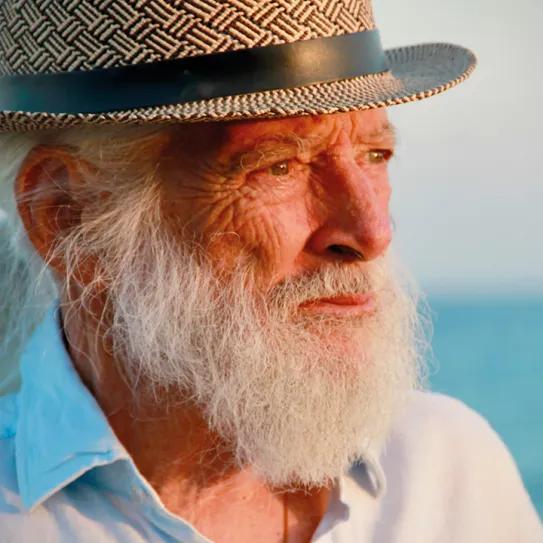 Michael Chaplin no podía fumar hierba en el jardín de su padre