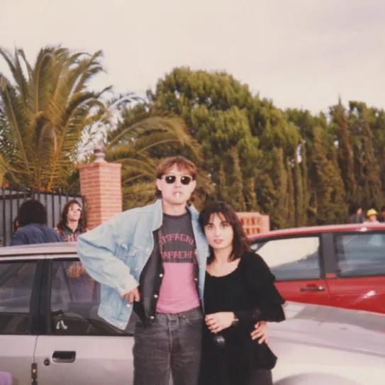 Josep Viñas y Tere Abadie, los padres de Laia Viñas retratados años antes de serlo (circa 1994) en el parking de la discoteca Plató, en Alcanar Platja, una de las principales salas catalanas en su momento y primera parada en el descenso hacia la carretera del Saler.