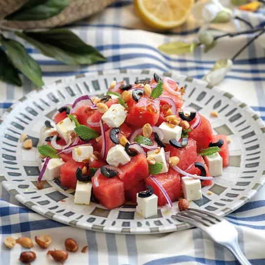 Ensalada de sandía y queso feta con frutos secos y hierba muy buena 