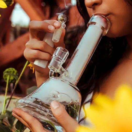 El agua del bong  filtra los compuestos del humo de la marihuana