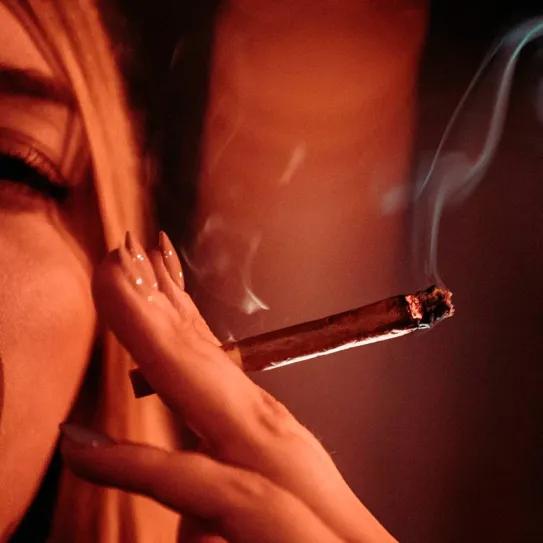 Crece el uso de blunts entre mujeres en EE UU