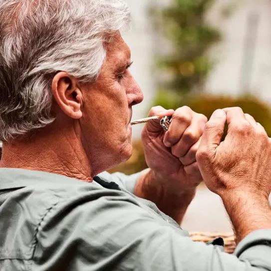 Vinculan acceso a cannabis recreativo con menor suicidio en adultos mayores