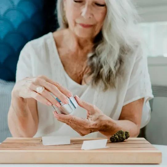 La legalización en EE UU acerca el cannabis a adultos mayores y mujeres