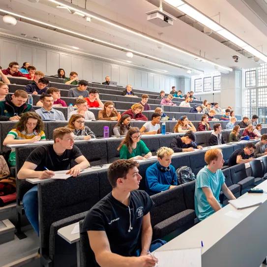 Bristol Medical School (Reino Unido) aprobó una práctica docente optativa centrada en medicina del cannabis para estudiantes de tercer año, con el objetivo de cubrir un vacío formativo que persiste desde su legalización en 2018.