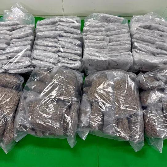 El 10 de marzo, la Aduana de Hong Kong detectó e incautó aproximadamente 106 kilogramos de presuntos cogollos de cannabis y unos 36 kg de presunta ketamina, con un valor de mercado estimado de unos 36,5 millones de dólares. La foto muestra los presuntos cogollos de cannabis incautados.