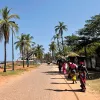 Mujeres transportando productos al mercado de Zinguichor, al sur de Senegal.