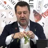 Matteo Salvini destruye una planta de cannabis ante las cámaras