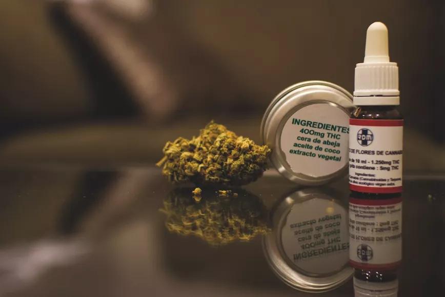 La oferta de productos terapéuticos de algunas asociaciones incluye, además de cogollos de cannabis, cremas tópicas y tinturas