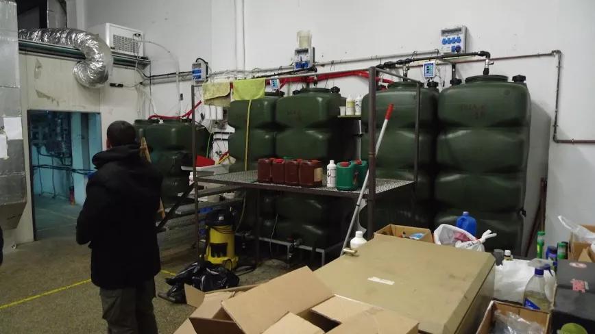 Depósitos de mil litros, andamio para llegar a la parte superior y muchas garrafas de abonos y aditivos