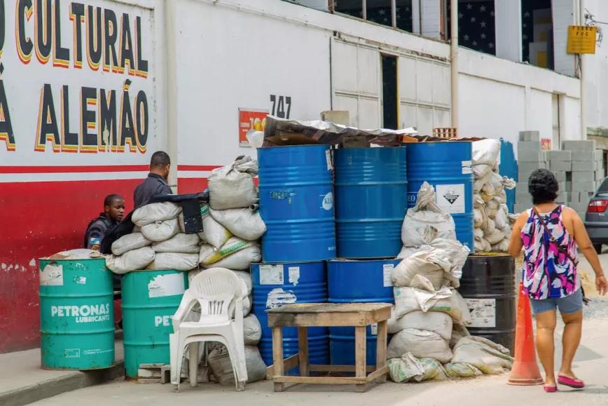 Escenas de guerra en uno de los muchos bloqueos policiales en el Complexo de Alemão