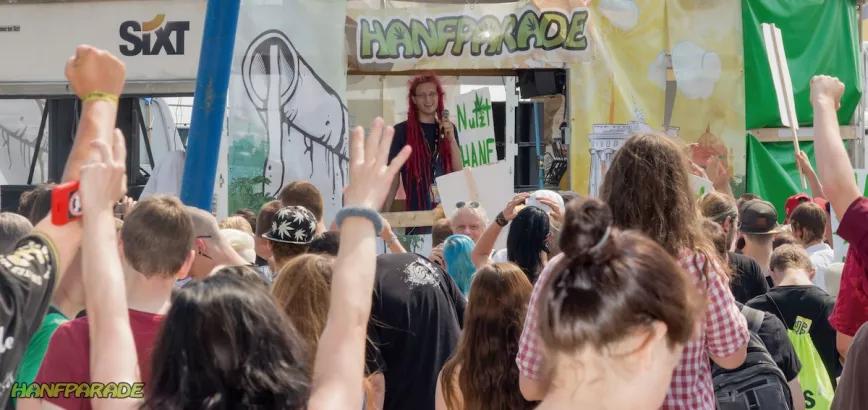 Entre ocho y diez mil personas desfilan cada año en el Hanfparade