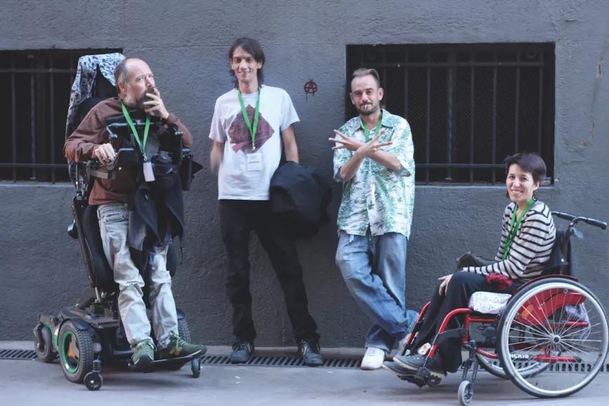 Pacientes y asistentes posando a la salida