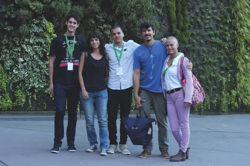 Pacientes y asistentes posando a la salida